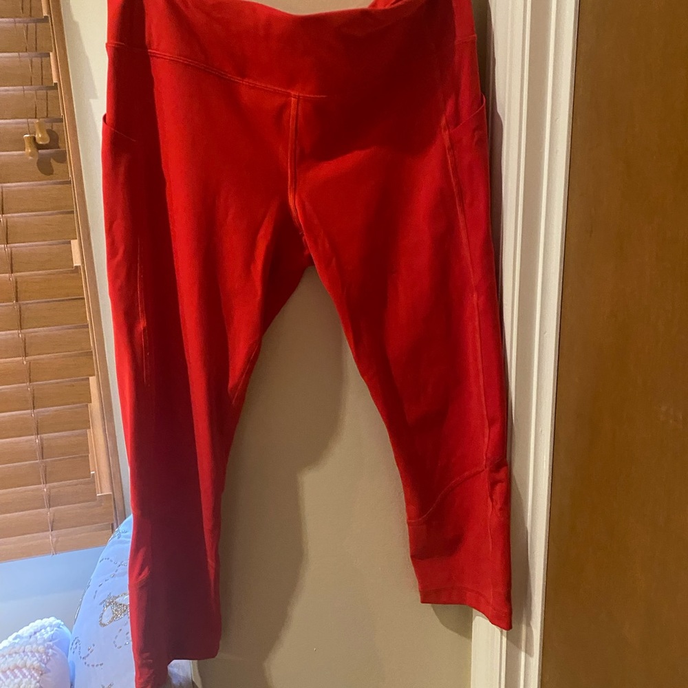 25’ cropped red lululemon leggings with pockets